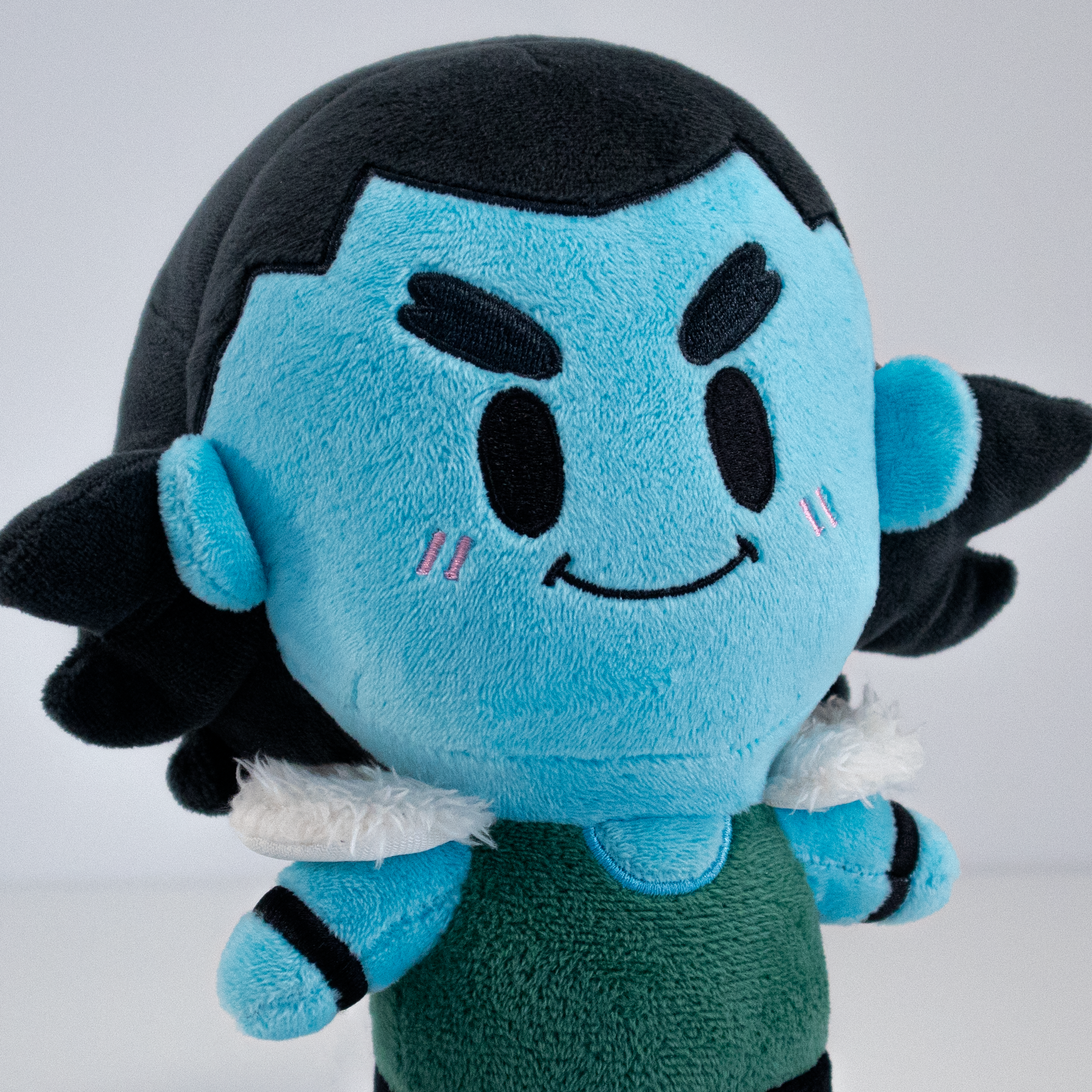 Detalle de la cara del peluche en versión cuqui y cute del dios nórdico Loki de Destripando la Historia. Con aspecto suave y adorable. 